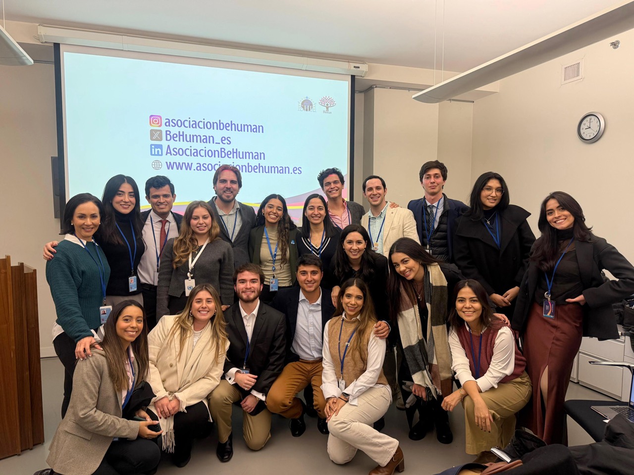 Zoe junto al grupo internacional de BeHuman durante su participación en Naciones Unidas