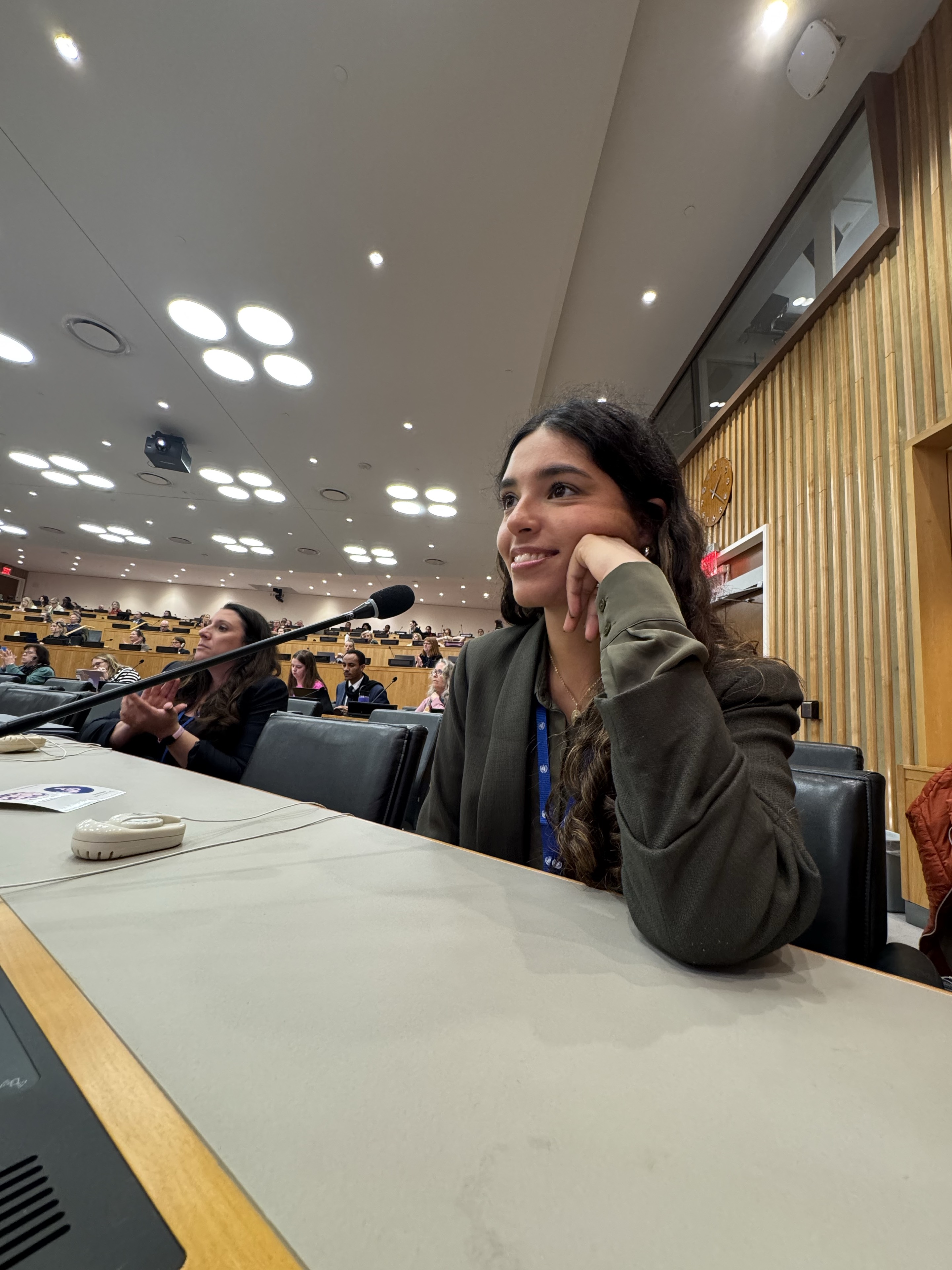 Zoe escuchando una intervención durante una sesión